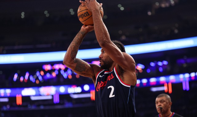 Bwin必赢-小卡近11场场均32.7分6.8板3.8助2.5断1帽 罚球命中率“仅”89.7%